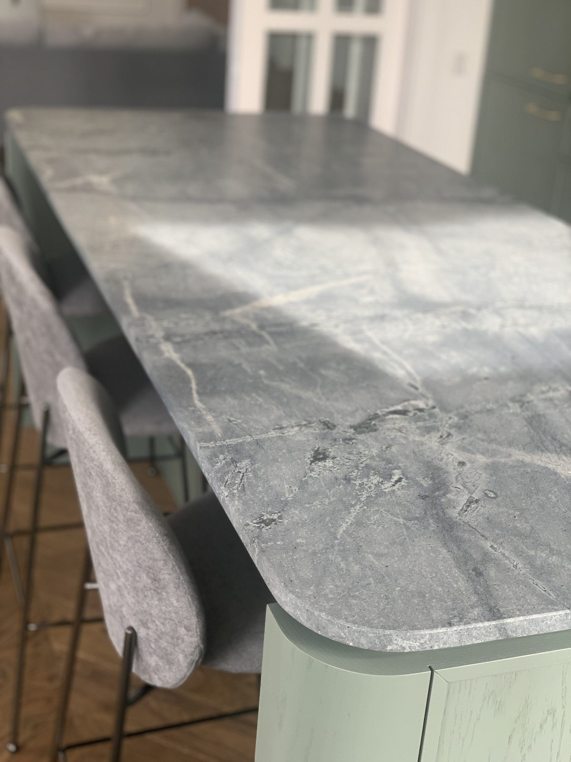 Thin quartzite countertop
